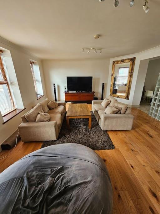 Spacious 3-bedroom In Vibrant 8 Appartamento