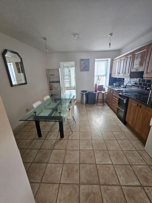 Spacious 3-bedroom In Vibrant 8 * Dublino